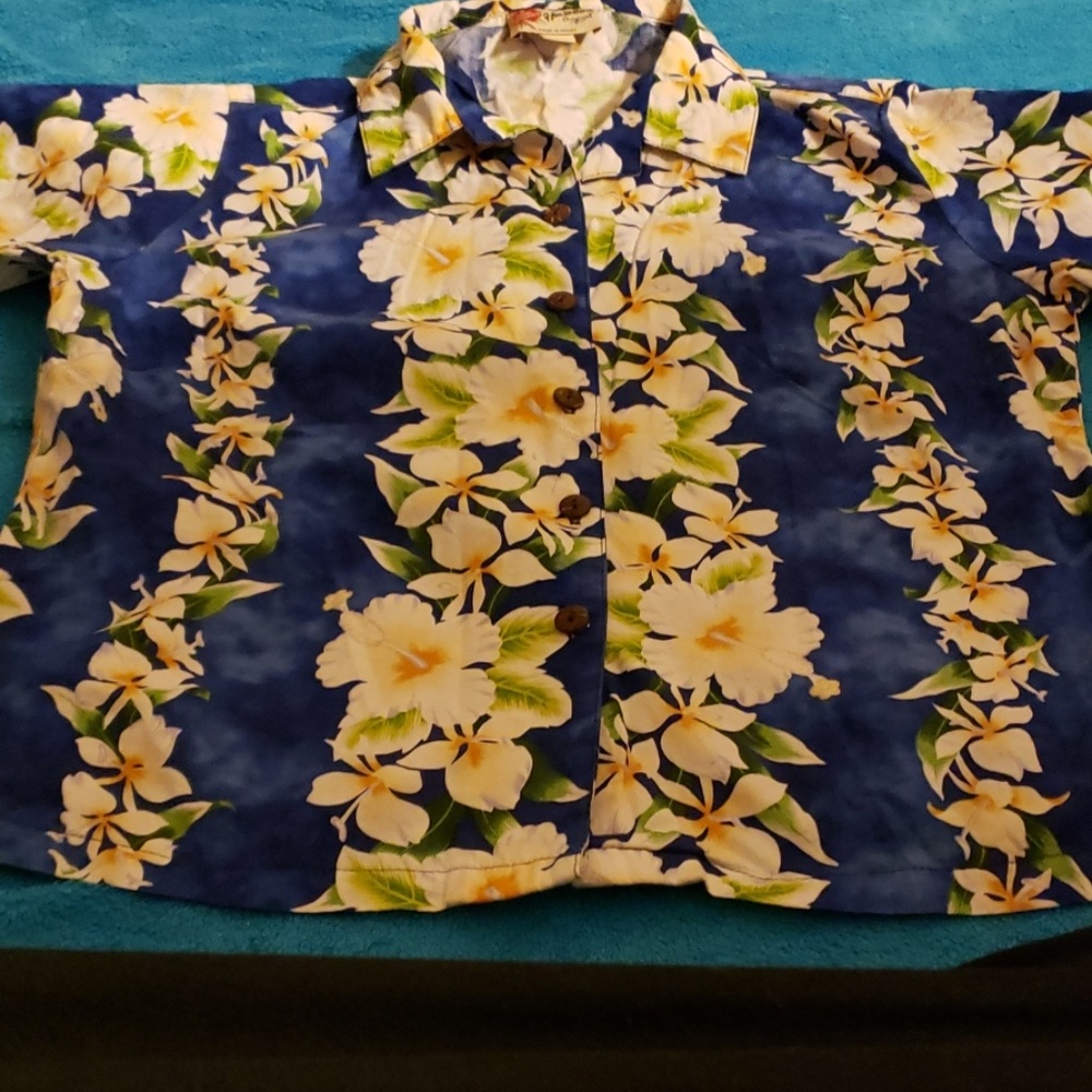 Hilo Hattie's Hawaiian style button down shirt